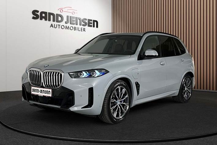 Grå BMW X5 fra 2025 set udefra