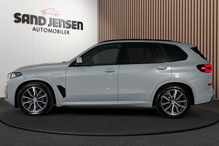 Grå BMW X5 fra 2025