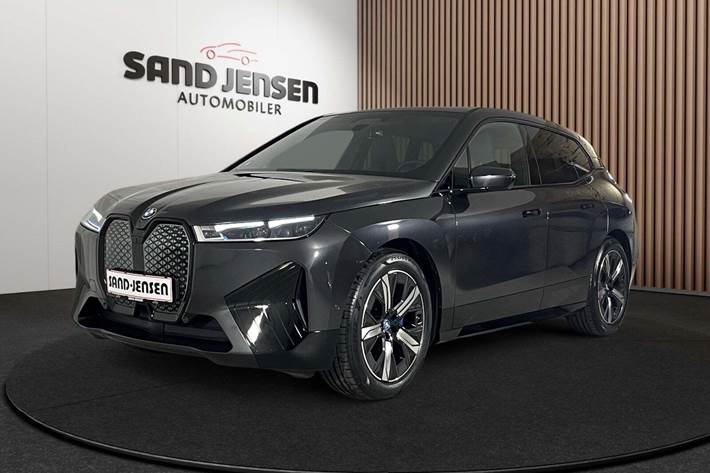 Grå BMW iX fra 2024 set udefra