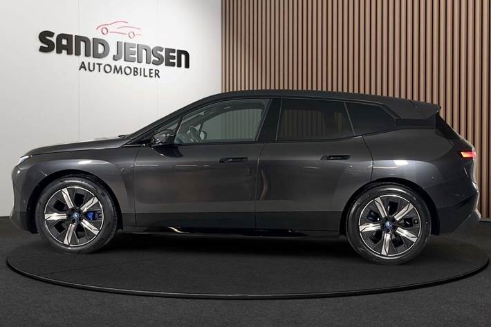 Grå BMW iX fra 2024