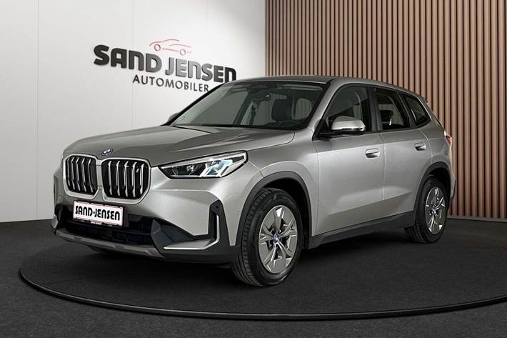 Sølv BMW iX1 fra 2023 set udefra