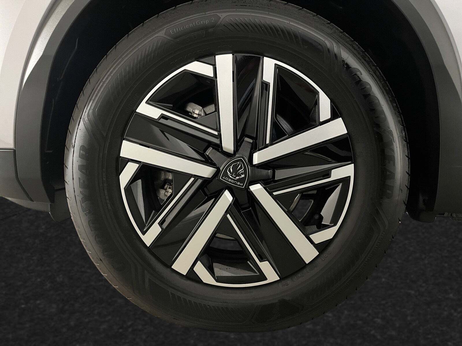 Grå Peugeot e-2008 fra 2024