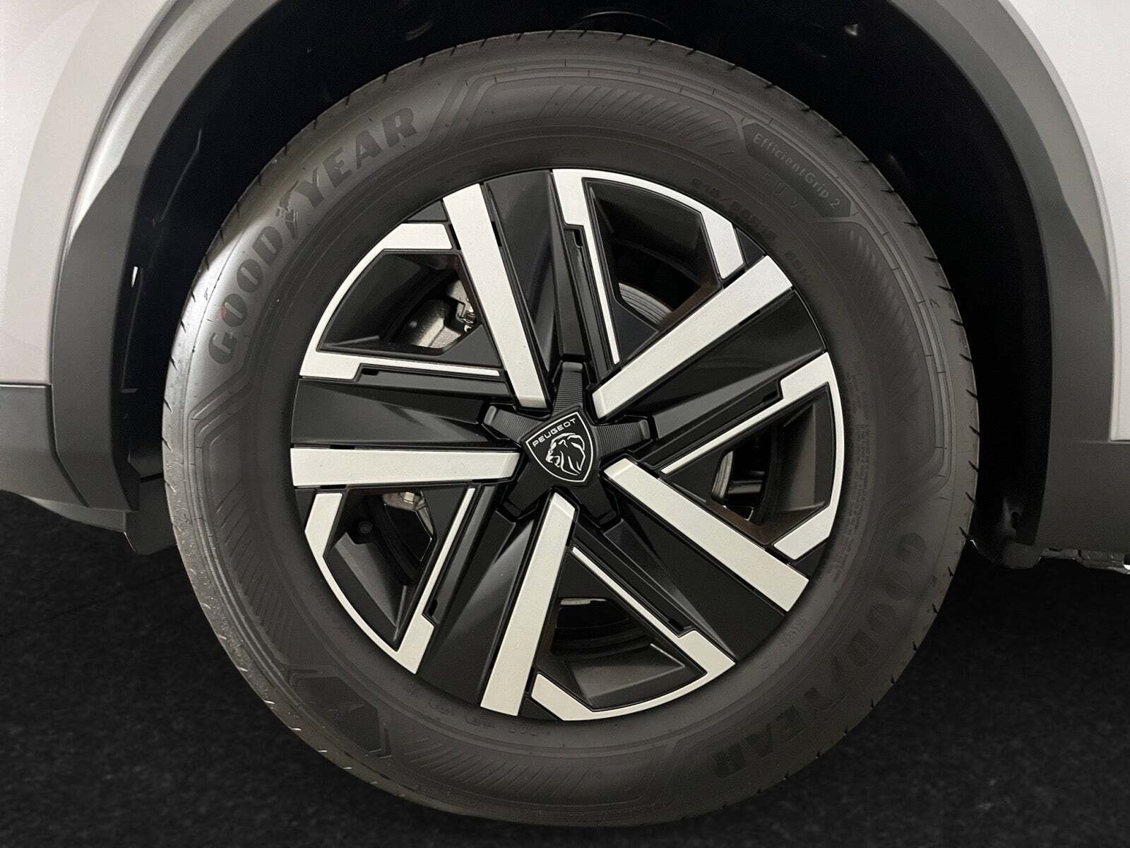 Grå Peugeot e-2008 fra 2024