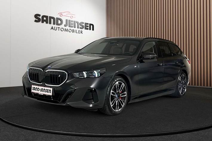 Grå BMW i5 fra 2024 set udefra