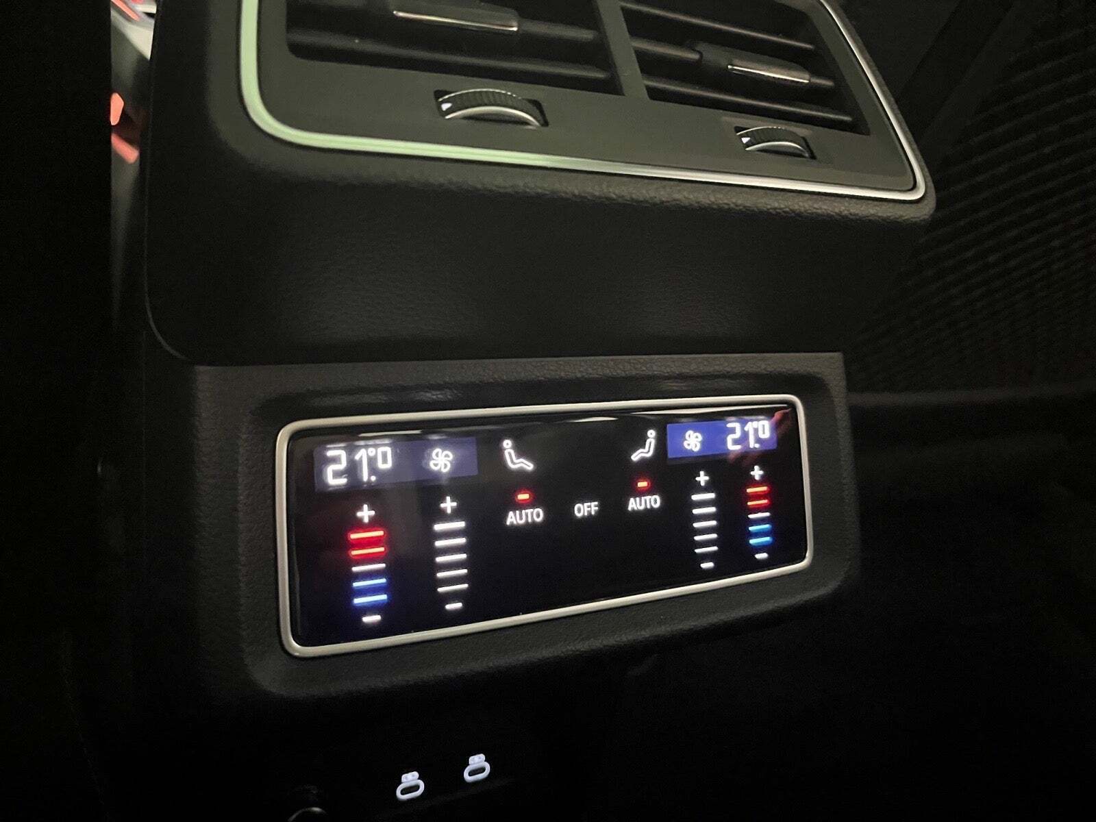 Blå Audi SQ8 e-tron fra 2024