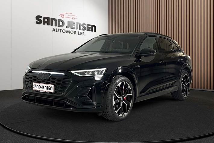 Sort Audi Q8 e-tron fra 2023 set udefra