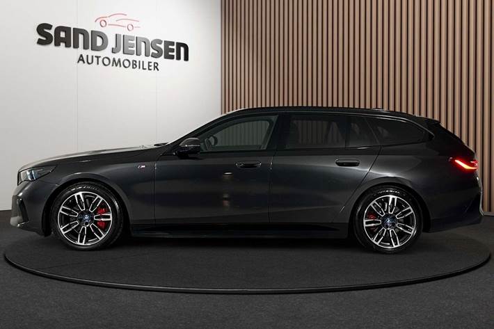 Grå BMW i5 fra 2024