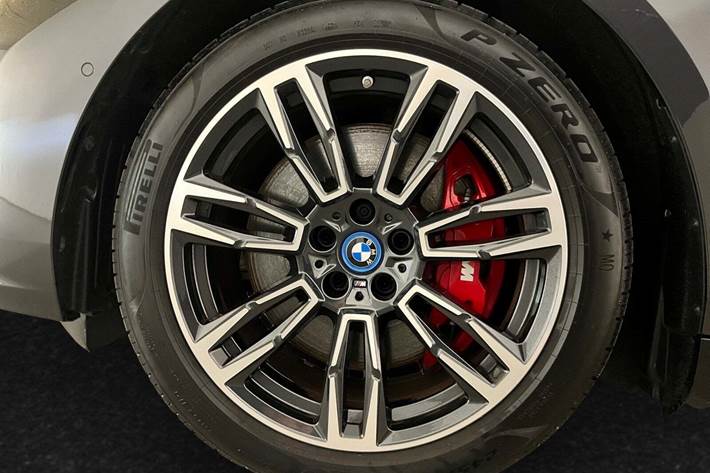 Grå BMW i5 fra 2024