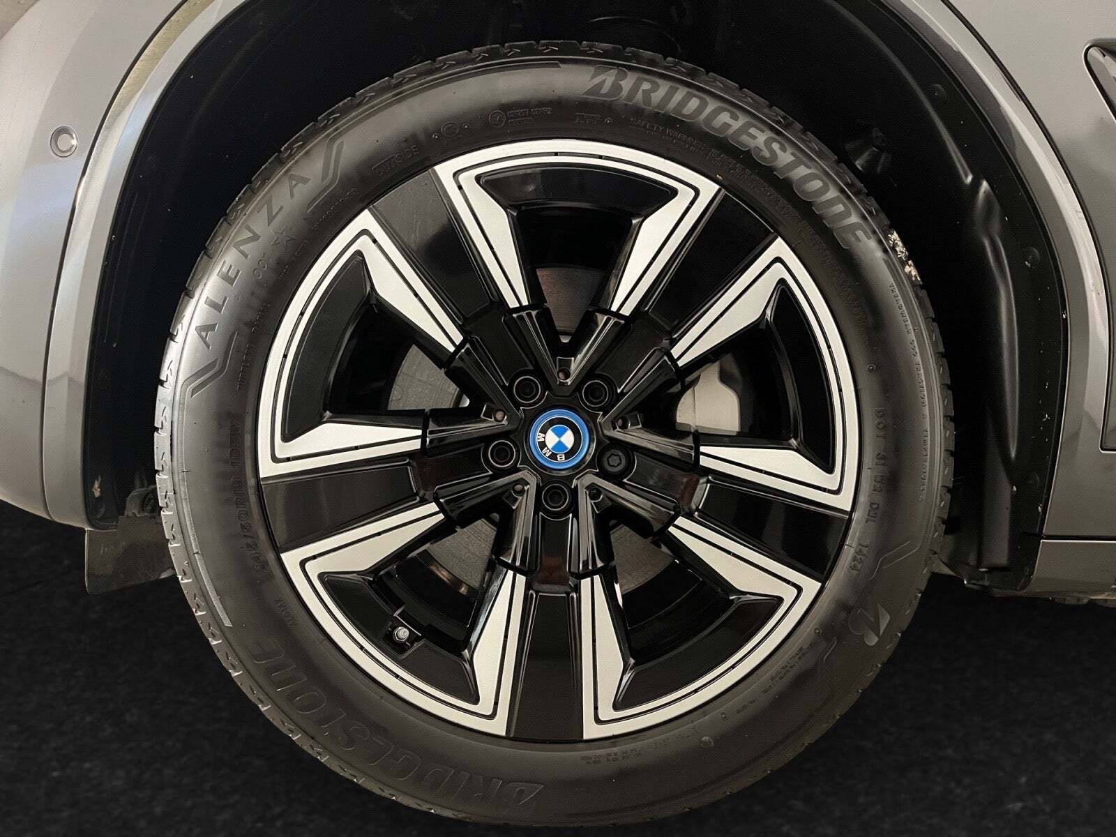 Grå BMW iX3 fra 2024