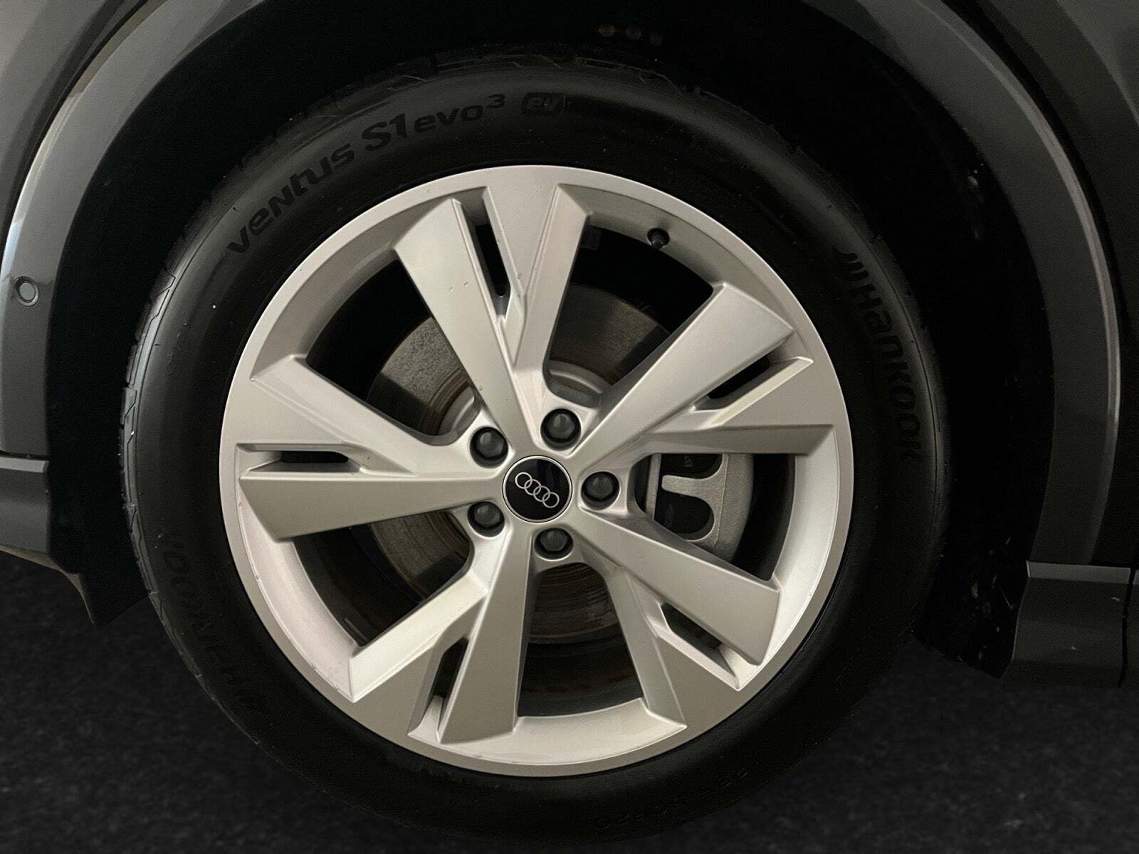 Gul Audi Q4 e-tron fra 2025