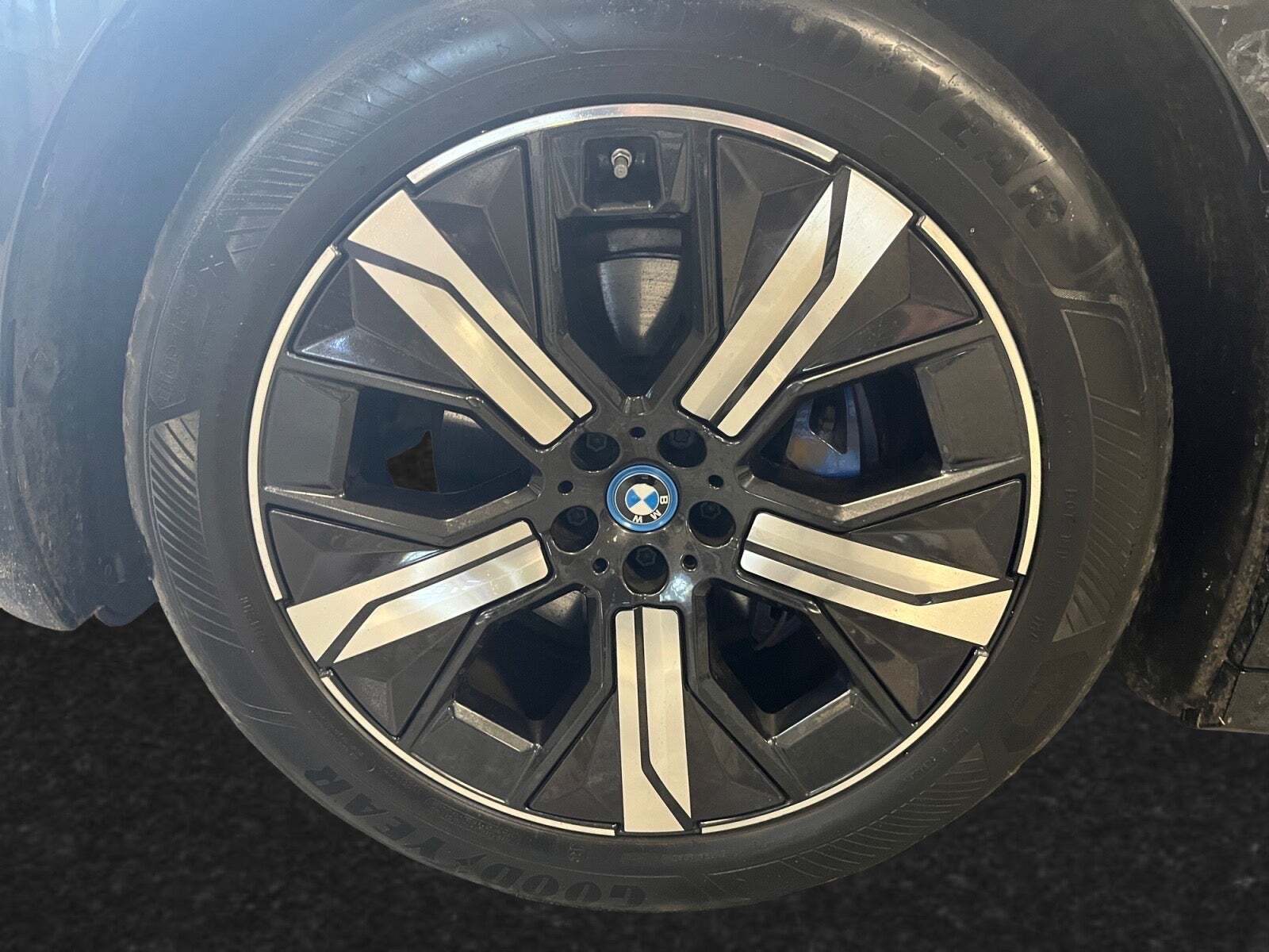 Grå BMW iX fra 2025