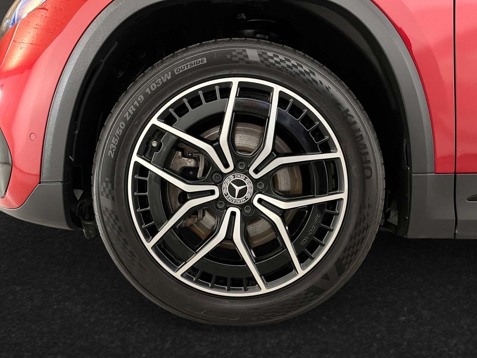 Rød Mercedes EQA350 fra 2023