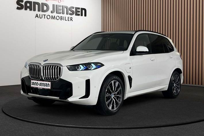 Hvid BMW X5 fra 2025 set udefra