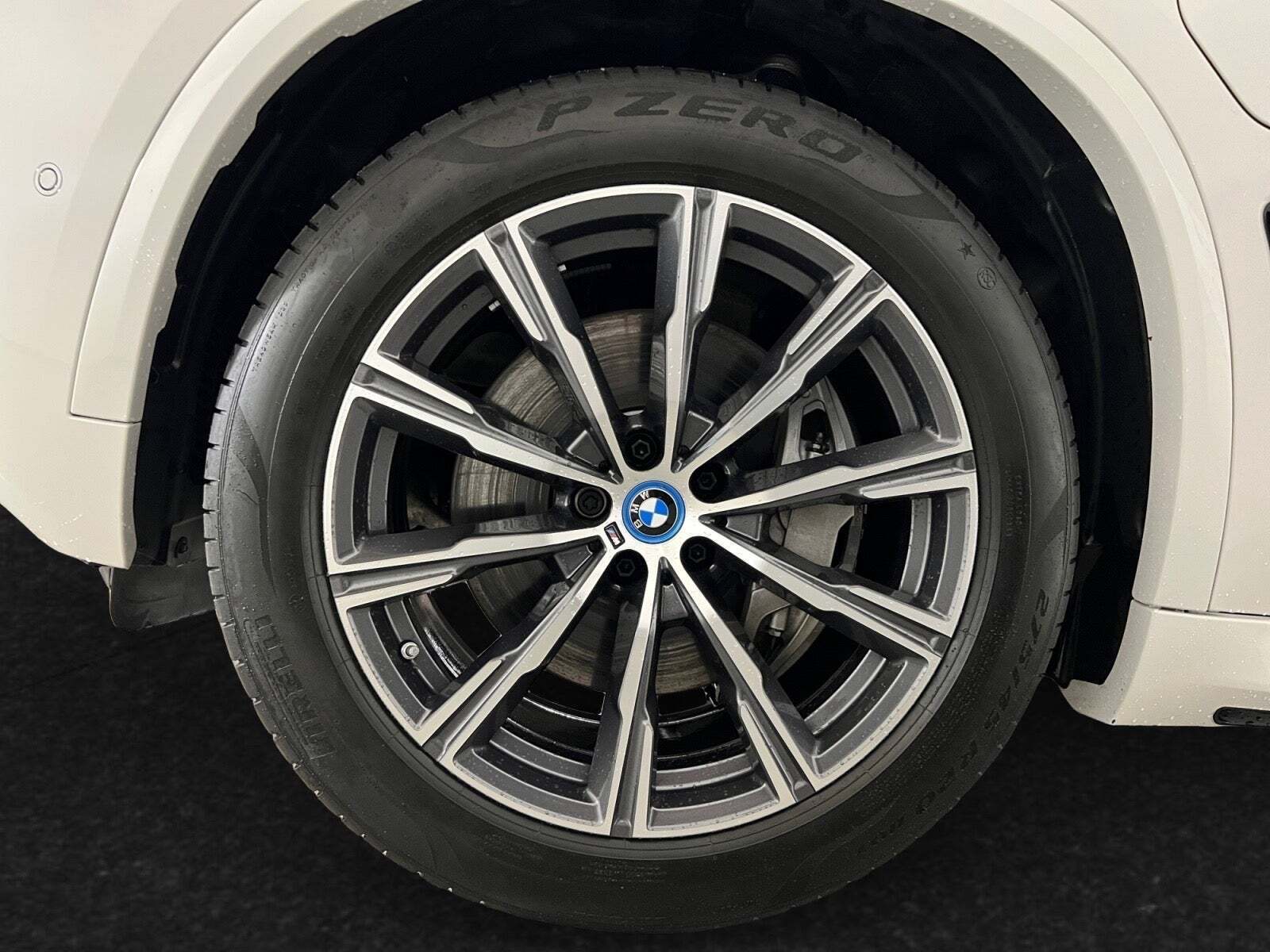 Hvid BMW X5 fra 2025