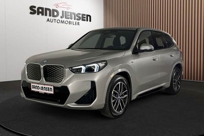 Sølv BMW iX1 fra 2025 set udefra