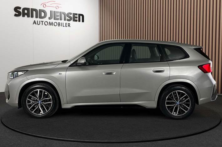 Sølv BMW iX1 fra 2025