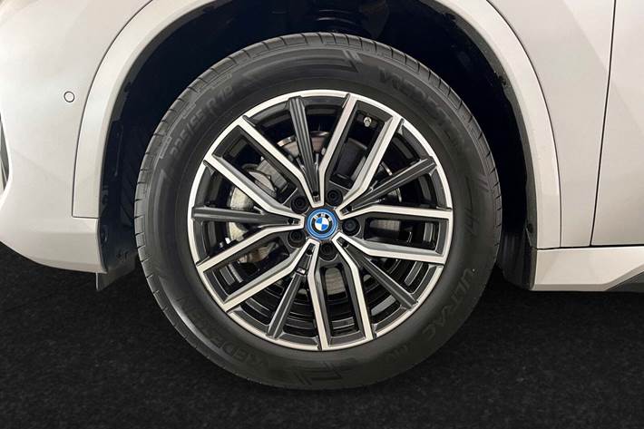 Sølv BMW iX1 fra 2025