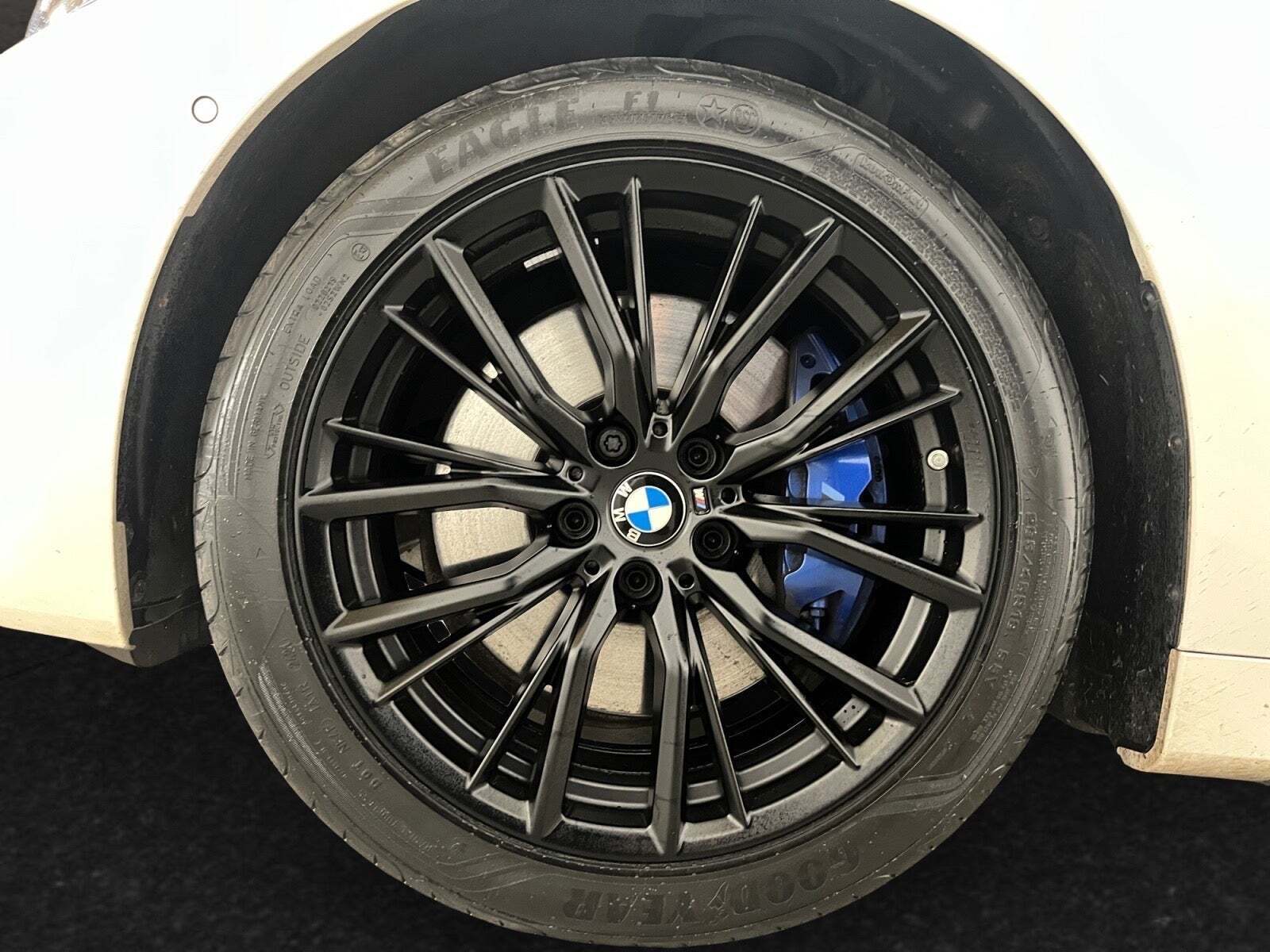 Hvid BMW M440i fra 2023