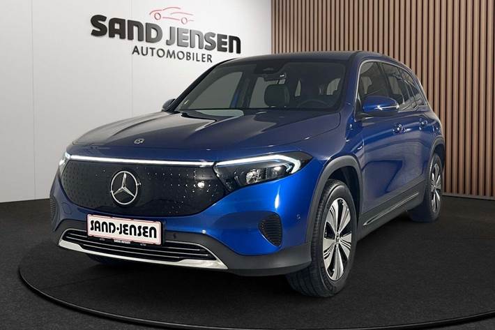 Blå Mercedes EQB250+ fra 2025 set udefra