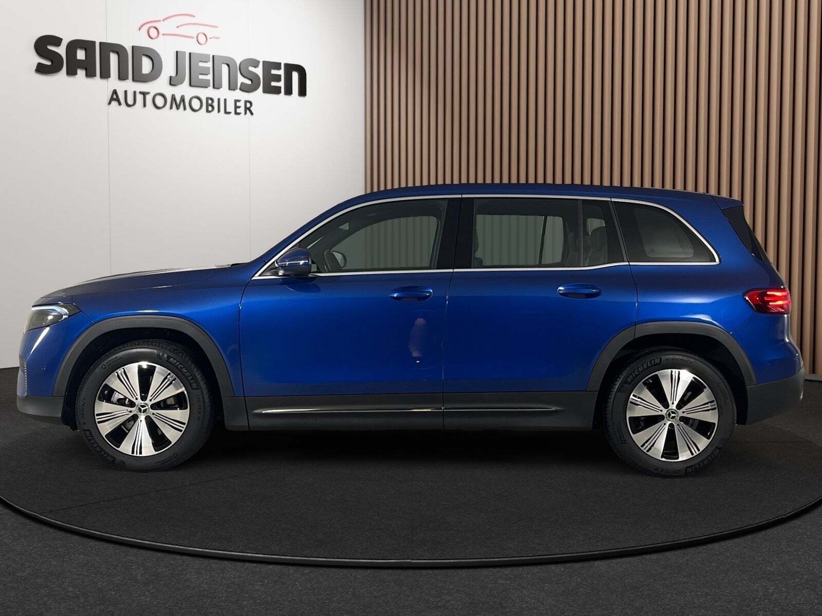 Blå Mercedes EQB250+ fra 2025