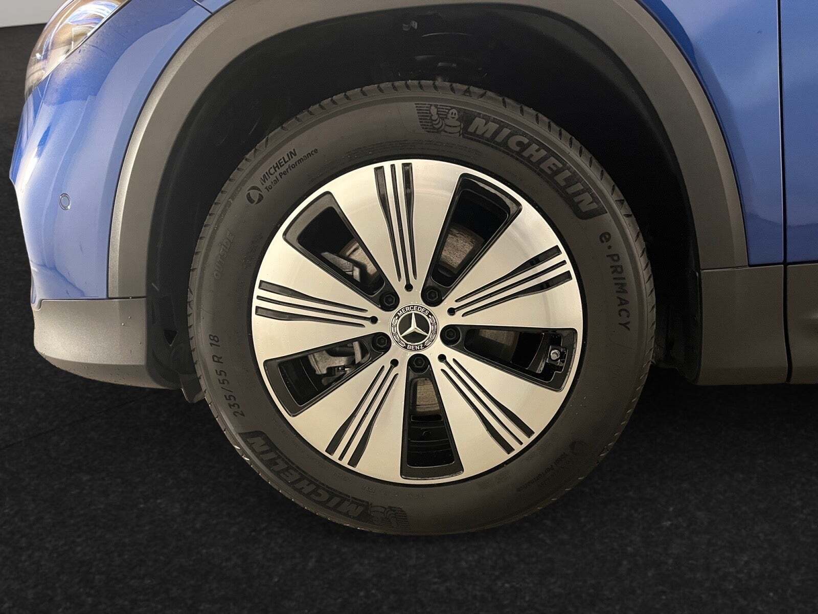 Blå Mercedes EQB250+ fra 2025