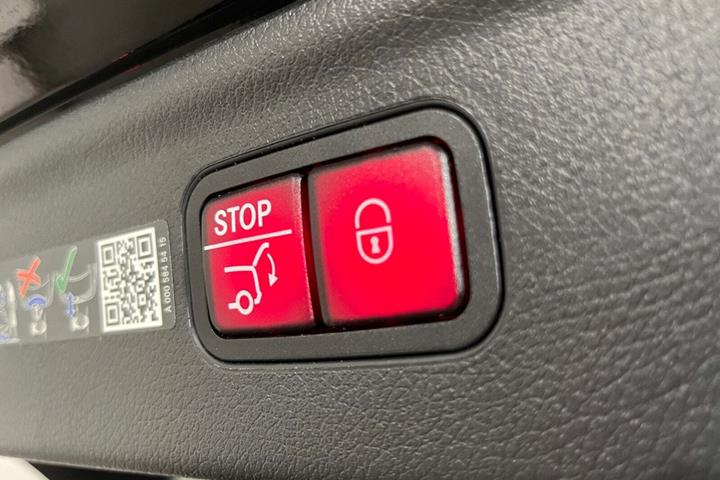 Sort Mercedes EQE350 SUV fra 2023