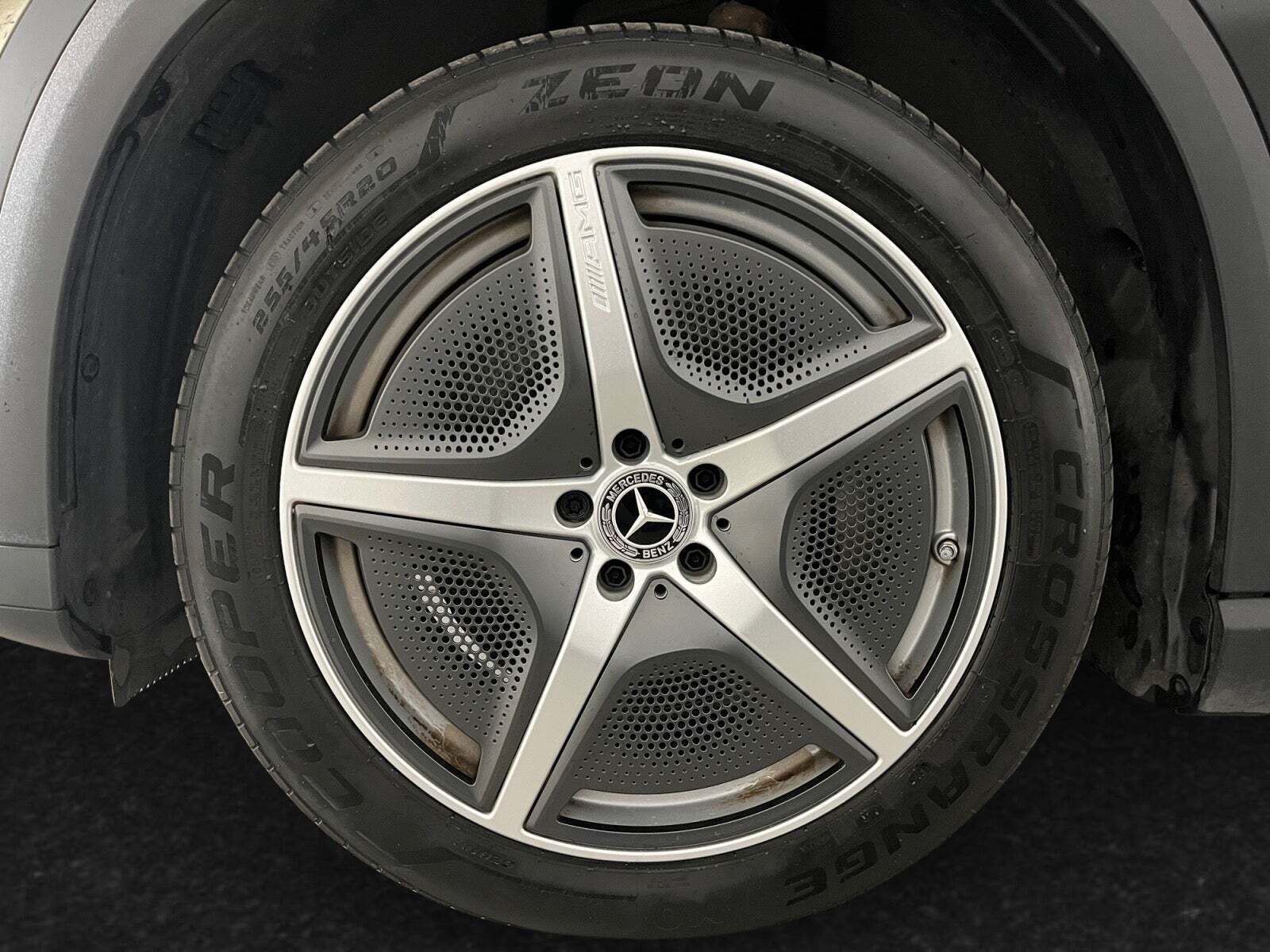 Sort Mercedes EQE350 SUV fra 2023