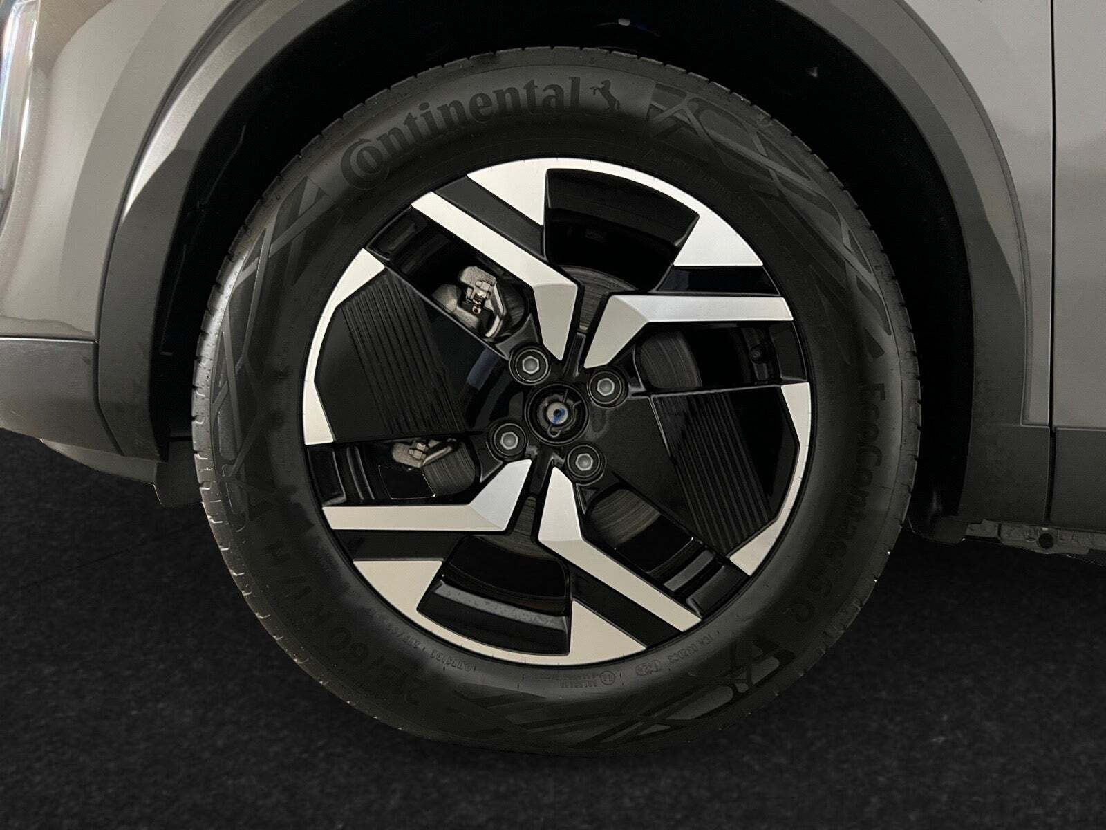 Grå Peugeot e-2008 fra 2024