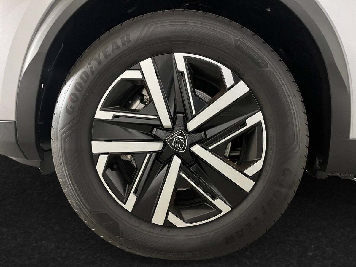 Grå Peugeot e-2008 fra 2024