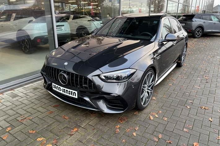 Grå Mercedes C63 fra 2024 set udefra