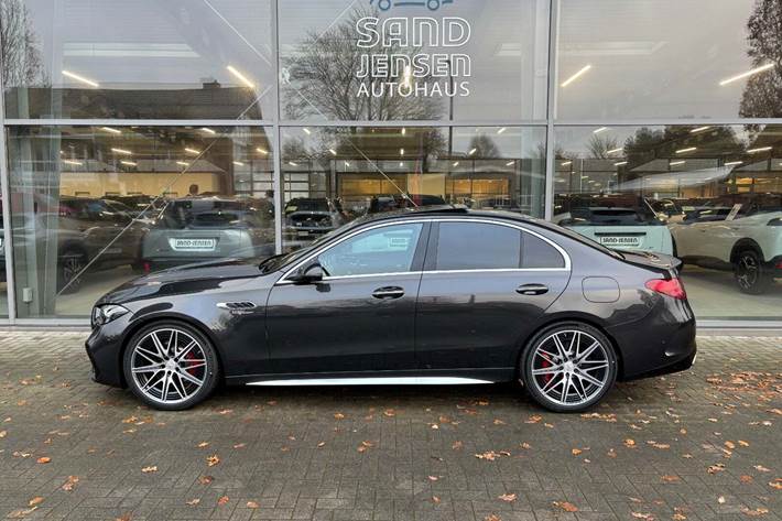 Grå Mercedes C63 fra 2024