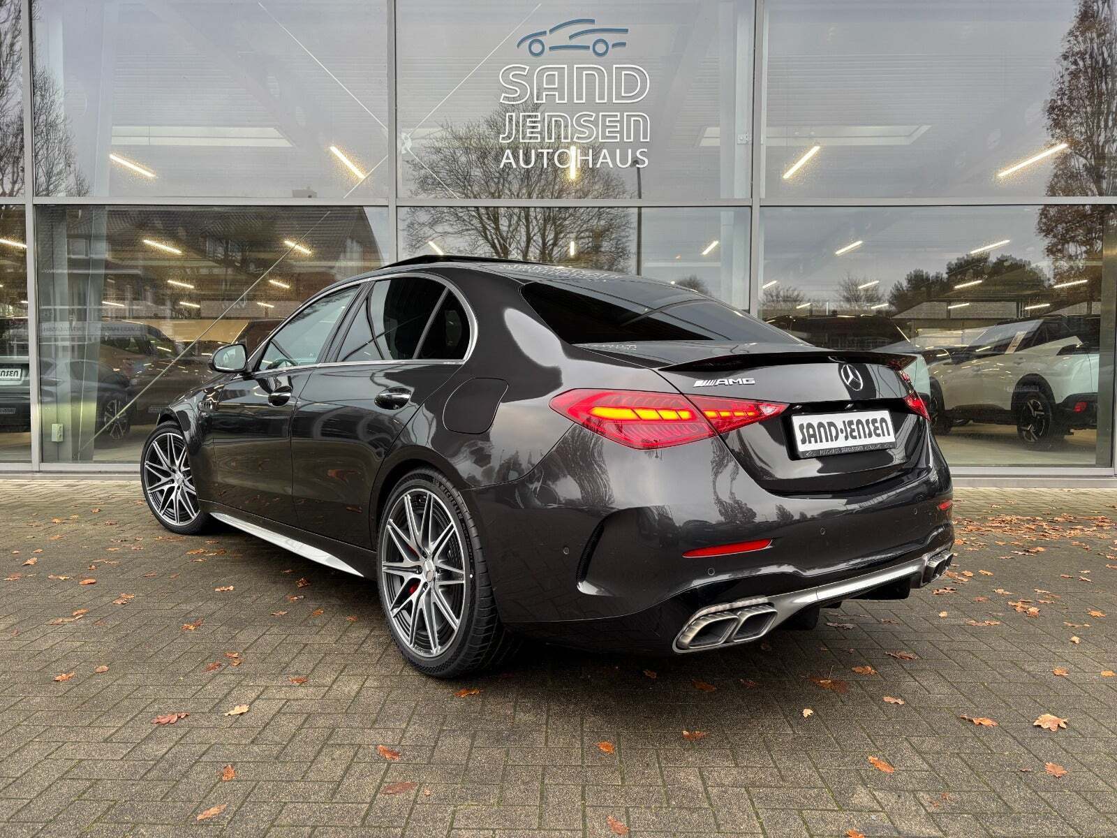 Grå Mercedes C63 fra 2024