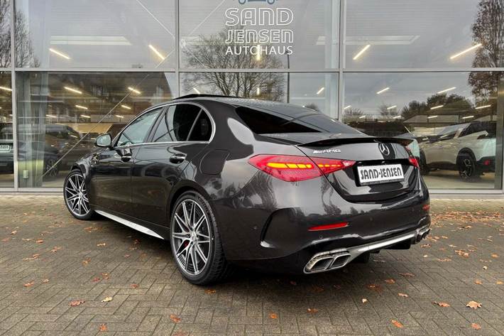 Grå Mercedes C63 fra 2024
