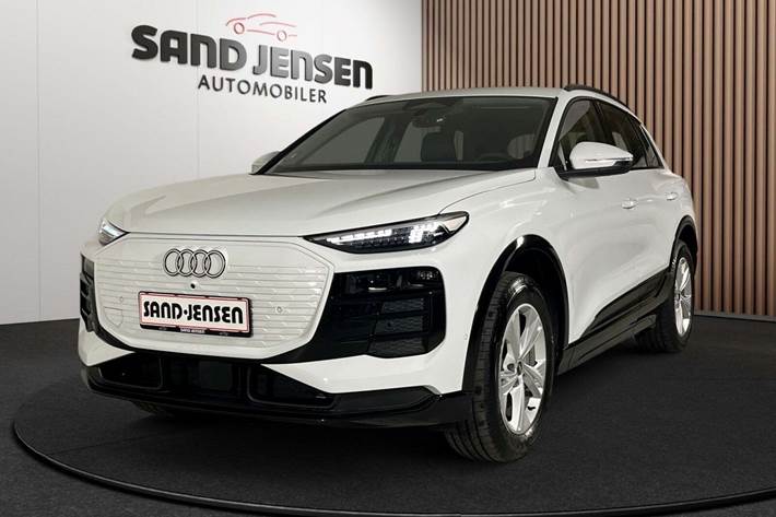 Hvid Audi Q6 e-tron fra 2025 set udefra