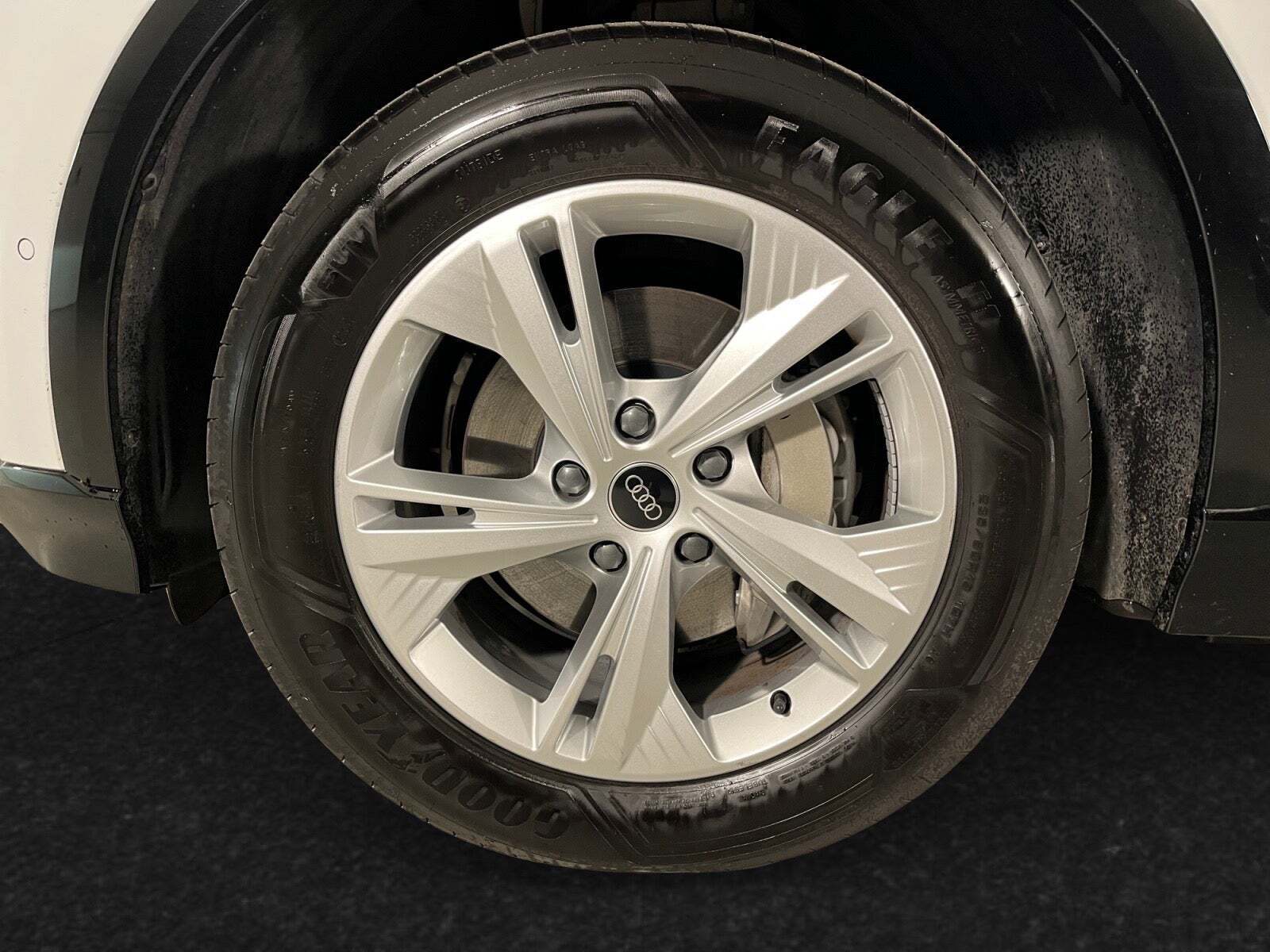 Hvid Audi Q6 e-tron fra 2025