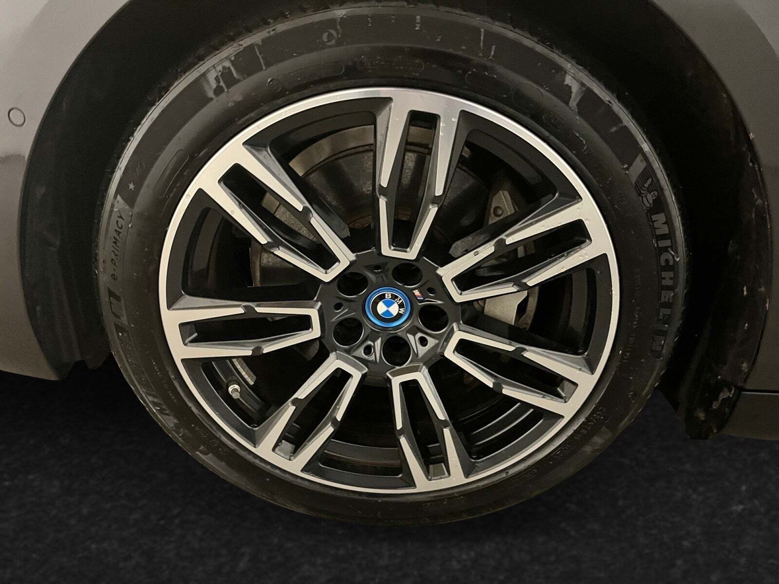 Grå BMW i5 fra 2024