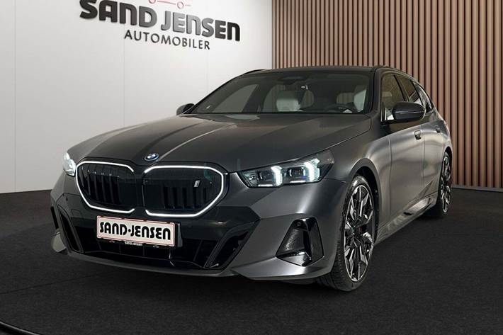 Grå BMW i5 fra 2026 set udefra