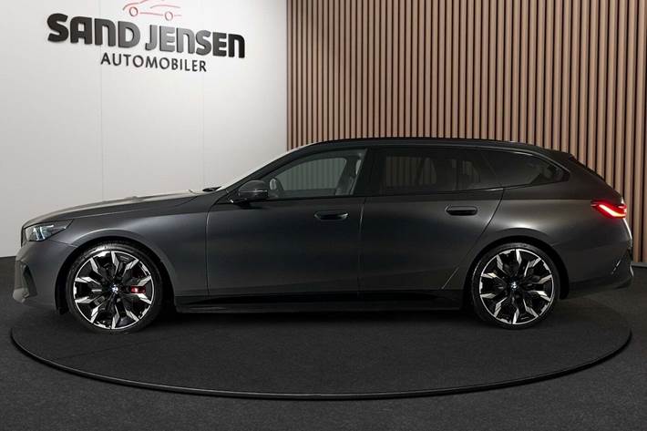 Grå BMW i5 fra 2026