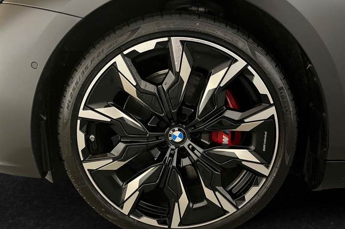 Grå BMW i5 fra 2026