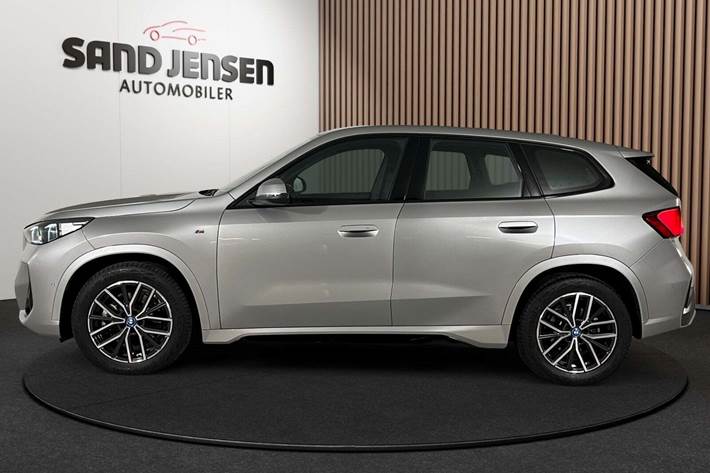 Sølv BMW iX1 fra 2025