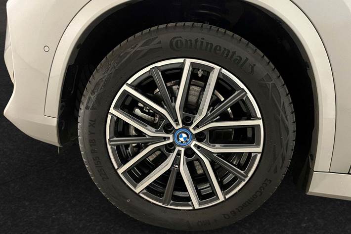 Sølv BMW iX1 fra 2025