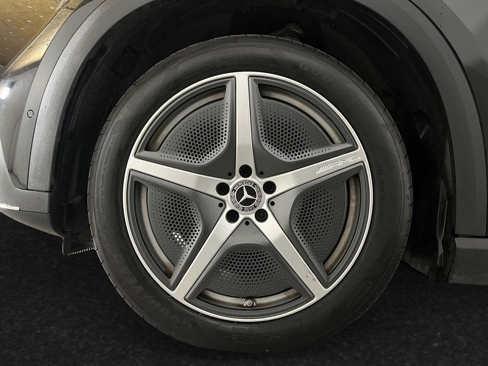 Sort Mercedes EQE350 SUV fra 2024