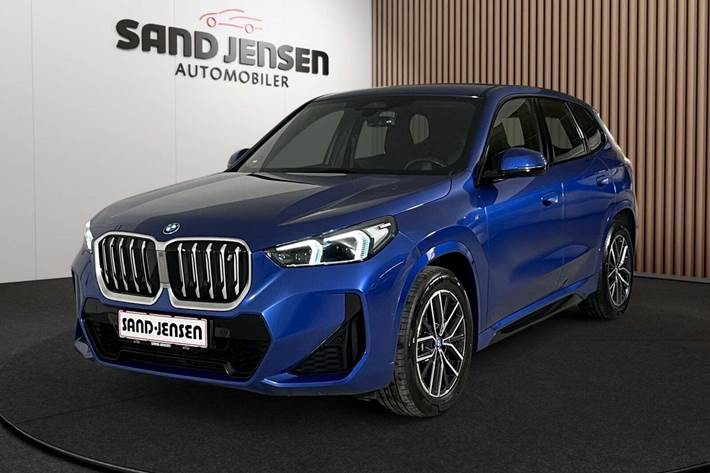 Blå BMW iX1 fra 2024 set udefra