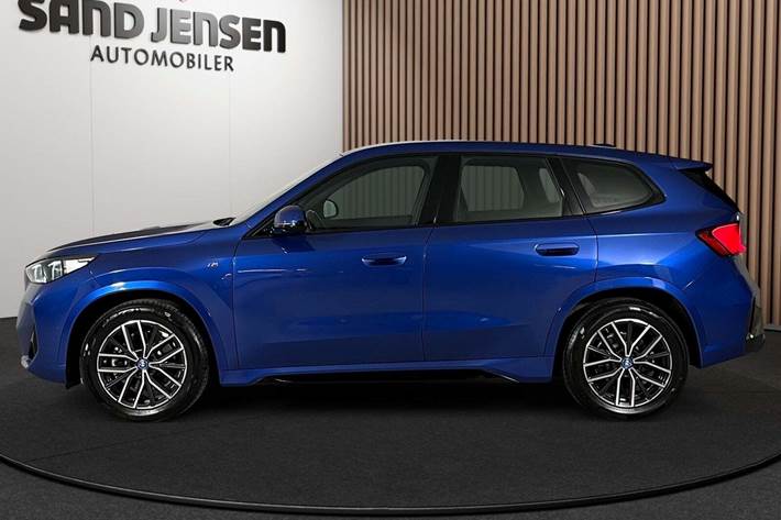 Blå BMW iX1 fra 2024