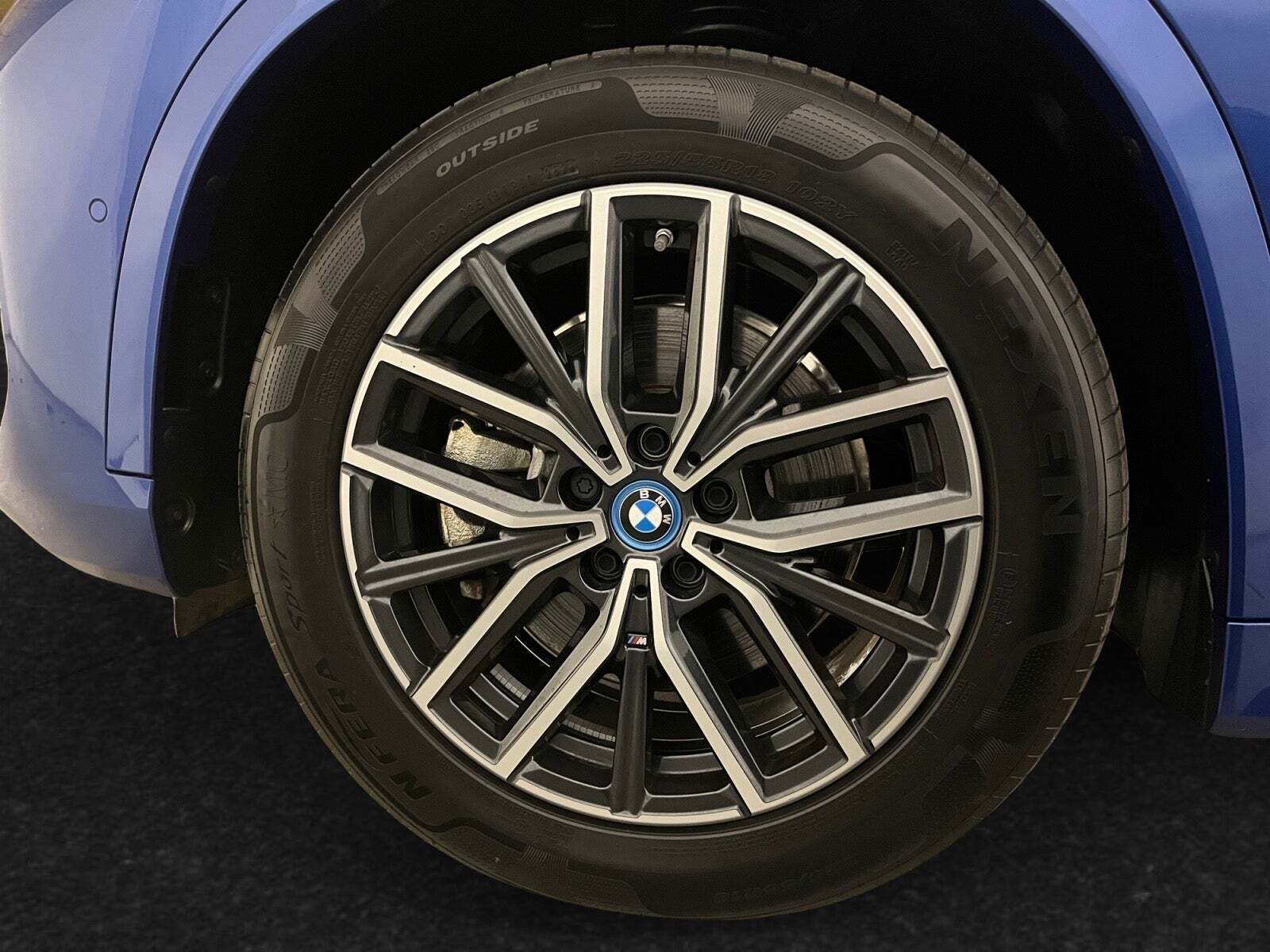 Blå BMW iX1 fra 2024