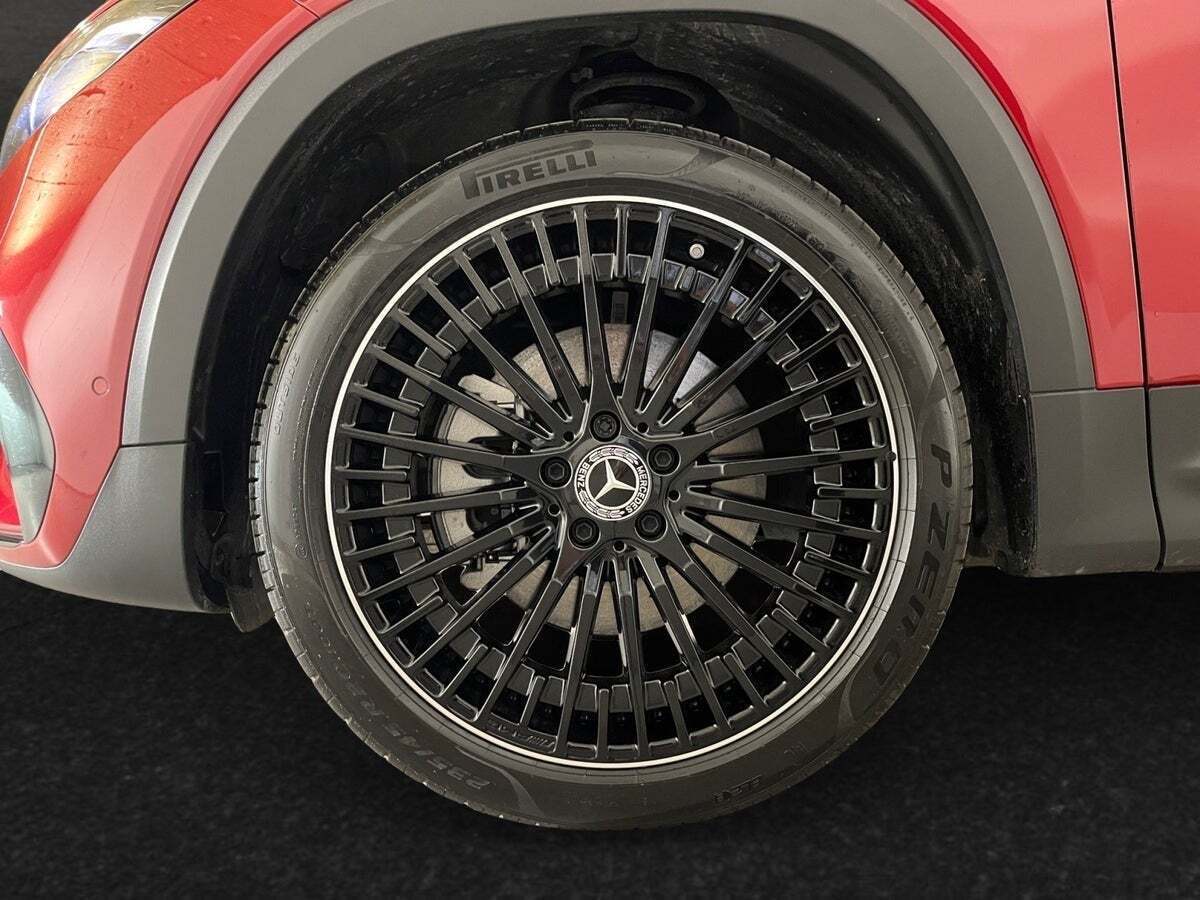 Rød Mercedes EQB300 fra 2024