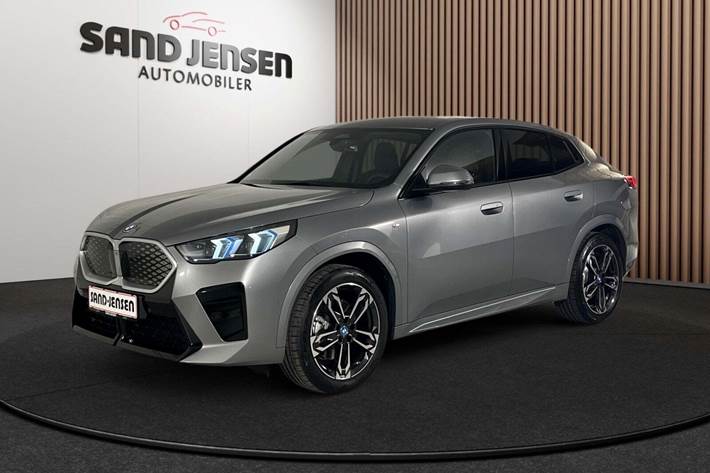 Grå BMW iX2 fra 2025 set udefra