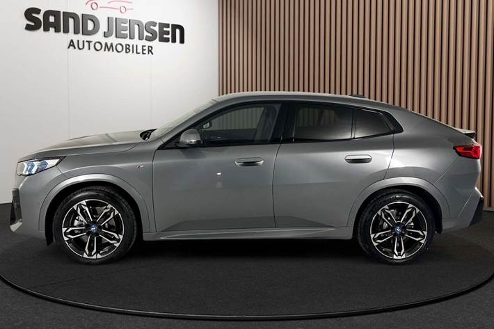 Grå BMW iX2 fra 2025