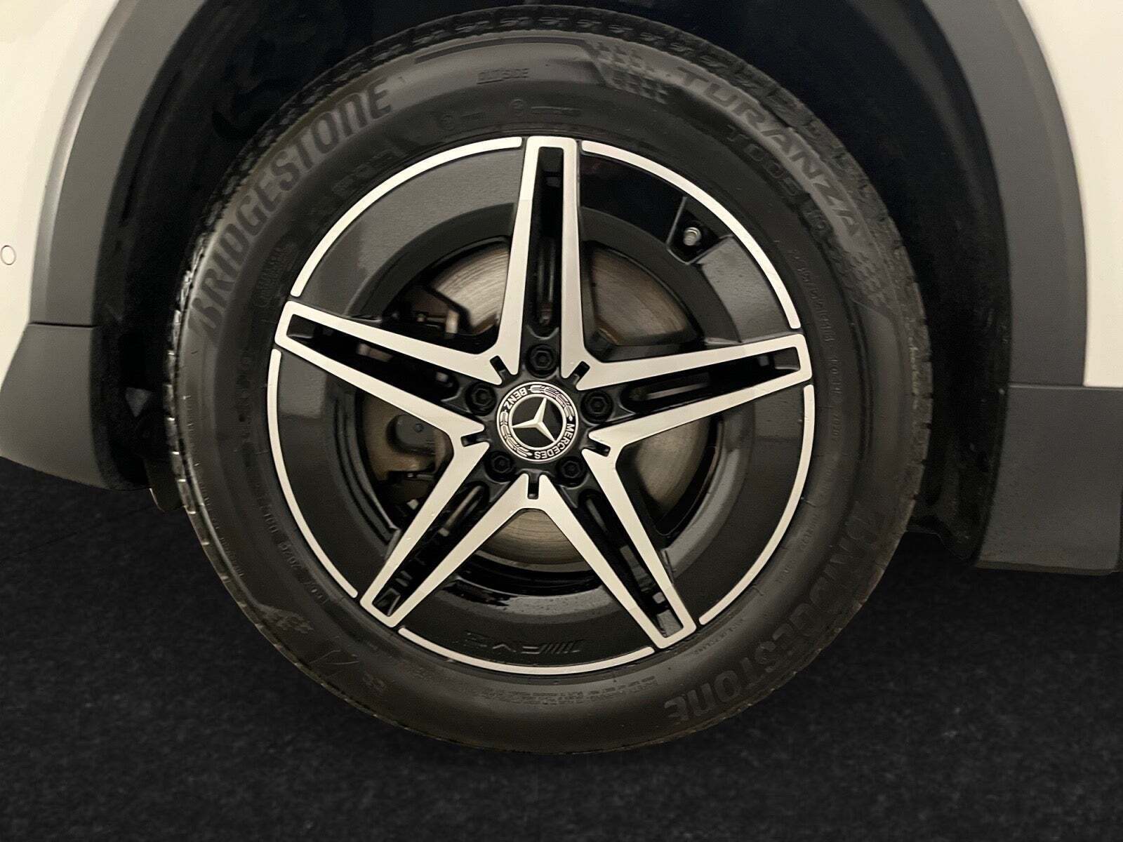 Hvid Mercedes EQB250 fra 2024