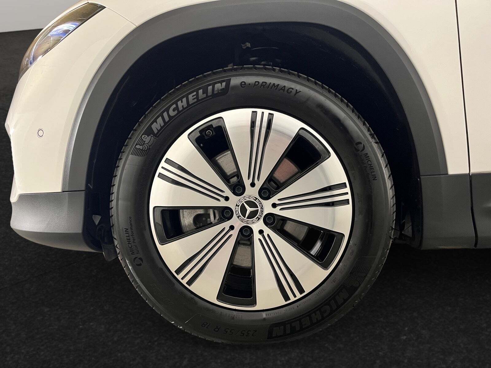 Hvid Mercedes EQB300 fra 2025